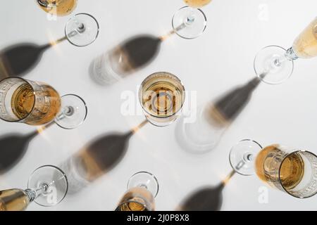 Sektgläser von oben. Hohe Qualität und Auflösung schönes Fotokonzept Stockfoto