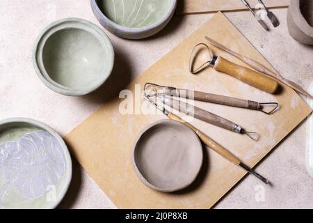 Werkzeuge Töpfertisch. Hohe Qualität und Auflösung schönes Fotokonzept Stockfoto