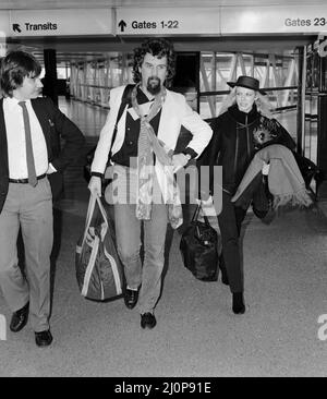 Star der BBC-Comedy-Satire „Not the Nine O Clock News“, die Pamela Stephenson mit ihrem Komiker Billy Connolly vor ihrem Abflug nach Los Angeles am Flughafen Heathrow abspielte. 9.. Januar 1983. Stockfoto