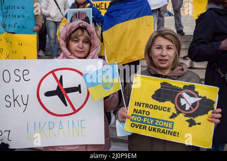 19. März 2022, Athen, Griechenland: Ukrainische Flüchtlinge protestieren mit Plakaten gegen die russische Invasion in der Ukraine auf dem zentralen Syntagma-Platz vor dem griechischen Parlament. (Bild: © Dimitris Aspiotis/Pacific Press über ZUMA Press Wire) Stockfoto