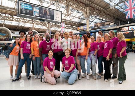 Emily Maitlis posiert für ein Foto mit Tänzern, nachdem sie an einem Flash Mob teilgenommen hat, der von Club Mob in der Victoria Station in London organisiert wurde, um den zweiten Jahrestag der Covid-19-Sperre zu begehen. Bilddatum: Sonntag, 20. März 2022. Stockfoto