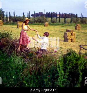 Vintage Italy 1970s, Paar mittleren Alters auf Feldern spazieren, Römische Landschaft, Latium, Europa, Stockfoto