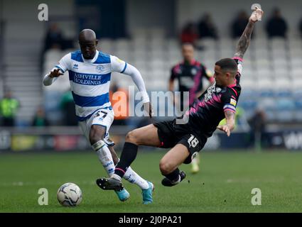 Albert Adomah von Queens Park Rangers wird von Oliver Norburn von Peterborough United während des Sky Bet Championship-Spiels im Kiyan Prince Foundation Stadium, London, angegangen. Bilddatum: Sonntag, 20. März 2022. Stockfoto