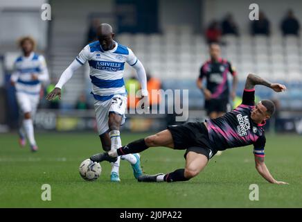 Albert Adomah von Queens Park Rangers wird von Oliver Norburn von Peterborough United während des Sky Bet Championship-Spiels im Kiyan Prince Foundation Stadium, London, angegangen. Bilddatum: Sonntag, 20. März 2022. Stockfoto