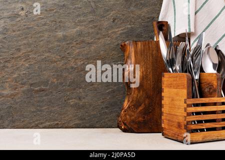 Schneidebrett und Besteck auf Holzküchetisch Stockfoto