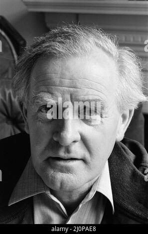 Schriftsteller David Cornwall (John Le Carre) in seinem Haus Hampstead, im Norden Londons. 17.. März 1983. Stockfoto