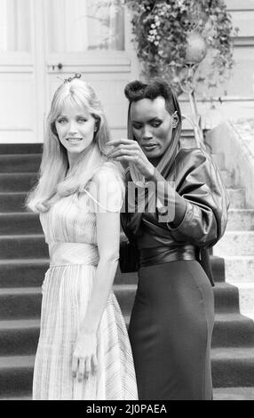 A View to a Kill 1984 James Bond Film, Photocall outside the Chateau de Chantilly in France, Donnerstag, 16.. August 1984, Tanya Roberts als Stacey Sutton und Grace Jones als May Day. Stockfoto