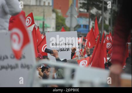 Tunis, Tunesien. 20. März 2022. Tunis, Tunesien, 20. März 2022. Die Bewegung der Bürger gegen den "Staatsstreich", der sich im Wesentlichen aus Anhängern der Ennahdha-Bewegung (Islamische Partei) zusammensetzt, organisiert am 20. März eine Demonstration in BARDO, 5 km vom Stadtzentrum entfernt, Gegen den Prozess vom 25. Juli die Initiative des Präsidenten der Republik Kais Saied und die Solidarität der Teilnehmer mit den politischen Gefangenen zum Ausdruck bringen und ihre Freilassung laut den Führern der Bewegung zu fordern. Foto von Yassine Mahjoub (Foto: © Chokri Mahjoub/ZUMA Press Wire) Stockfoto