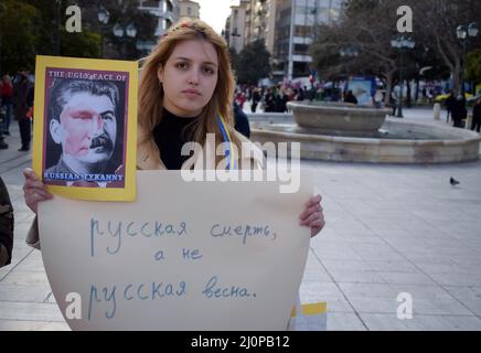 Frauen protestieren am 19. März 2022 mit Plakat gegen die russische Invasion in der Ukraine auf dem zentralen Syntagma-Platz in Athen (Foto: Dimitris Aspiotis/Pacific Press/Sipa USA) Stockfoto