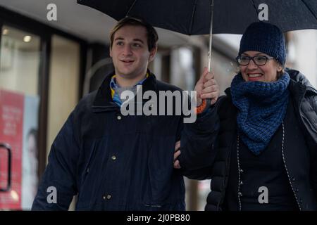 Zwei erstaunliche Geschäftsleute gehen schnell und lächeln, während sie aus nächster Nähe über die Pläne und Ideen des Unternehmens sprechen Stockfoto