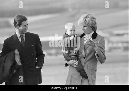 Ihre Königliche Hoheit Prinzessin Diana, die Prinzessin von Wales, hält ihren Sohn Prinz William fest, bevor sie am Flughafen Aberdeen, Schottland, in das königliche Flugzeug steigen. Bild 2 von 4 in dieser Sequenz von 4 Bildern bittet Prinzessin Diana Prinz William zu winken. Er versteht es nicht, also winkt er nicht. Und so winkt Prinzessin Diana, und bald winkt Prinz William mit ihr. Kopiert seine Mutter. Dies ist möglicherweise eine frühe, sogar erste, königliche Welle von einem damals 16. Monate alten Prinz William. Bild aufgenommen am 24.. Oktober 1983 Stockfoto