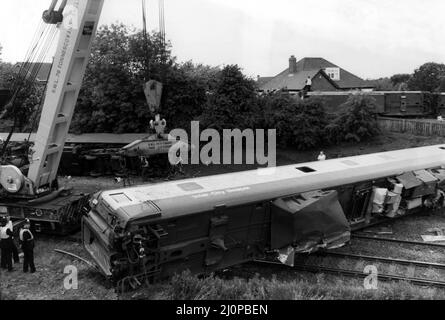 Der Absturz des Schlafzuges von Aberdeen nach London, der auf der Notorius Morpeth-Kurve, nur eine halbe Meile vom Bahnhof entfernt, von der Strecke abstürzte. Der Absturz ereignete sich um 10 Minuten nach Mitternacht am 24.. Juni 1984 Es werden Vorbereitungen getroffen, die Wagen von der anderen Seite der Schienen zu verlassen Stockfoto