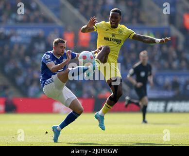 Leicester, Großbritannien. 20. März 2022. Timothy Castagne von Leicester City wurde von Ivan Toney von Brentford während des Premier League-Spiels im King Power Stadium, Leicester, herausgefordert. Bildnachweis sollte lauten: Darren Staples/Sportimage Credit: Sportimage/Alamy Live News Stockfoto