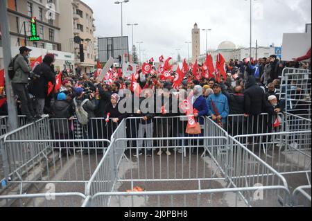 Tunis, Tunesien. 20. März 2022. Tunis, Tunesien, 20. März 2022. Die Bewegung der Bürger gegen den "Staatsstreich", der sich im Wesentlichen aus Anhängern der Ennahdha-Bewegung (Islamische Partei) zusammensetzt, organisiert am 20. März eine Demonstration in BARDO, 5 km vom Stadtzentrum entfernt, Gegen den Prozess vom 25. Juli die Initiative des Präsidenten der Republik Kais Saied und die Solidarität der Teilnehmer mit den politischen Gefangenen zum Ausdruck bringen und ihre Freilassung laut den Führern der Bewegung zu fordern. Foto von Yassine Mahjoub (Foto: © Chokri Mahjoub/ZUMA Press Wire) Stockfoto