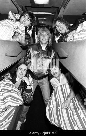 Status Quo und ihr neuer £150 000 Trainer, den sie für ihre letzte Welttournee „End of the Road“ nutzen werden. Abgebildet sind Francis Rossi und Rick Parfitt mit anderen Mitgliedern der Band. 4.. April 1984. Stockfoto