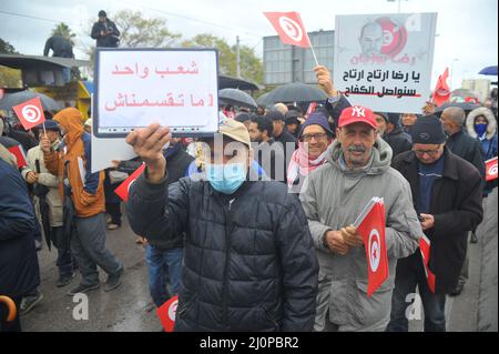 Tunis, Tunesien. 20. März 2022. Tunis, Tunesien, 20. März 2022. Die Bewegung der Bürger gegen den "Staatsstreich", der sich im Wesentlichen aus Anhängern der Ennahdha-Bewegung (Islamische Partei) zusammensetzt, organisiert am 20. März eine Demonstration in BARDO, 5 km vom Stadtzentrum entfernt, Gegen den Prozess vom 25. Juli die Initiative des Präsidenten der Republik Kais Saied und die Solidarität der Teilnehmer mit den politischen Gefangenen zum Ausdruck bringen und ihre Freilassung laut den Führern der Bewegung zu fordern. Foto von Yassine Mahjoub (Foto: © Chokri Mahjoub/ZUMA Press Wire) Stockfoto