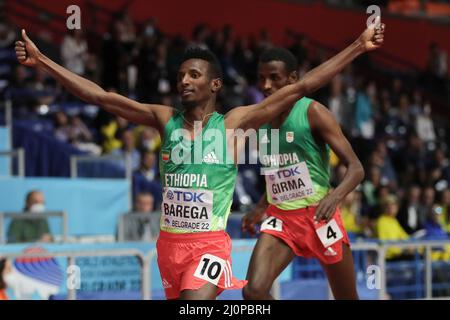 Belgrad, Serbien. 20. März 2022. Selemon Barega (L) aus Äthiopien feiert nach den Herren 3000m der Leichtathletik-Hallenweltmeisterschaften Belgrad 2022 in der stark Arena, Belgrad, Serbien, 20. März 2022. Quelle: Zheng Huansong/Xinhua/Alamy Live News Stockfoto