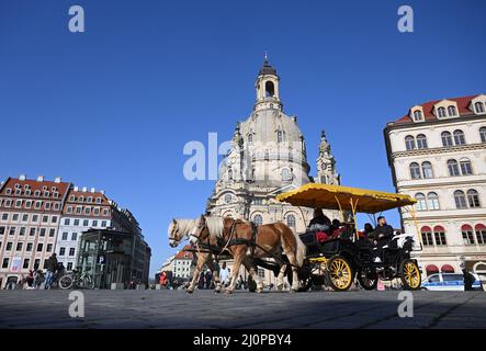 20. März 2022, Sachsen, Dresden: Eine Pferdekutsche fährt im Sonnenschein über den Neumarkt vor der Frauenkirche. Heute, am 20. März, beginnt der Frühling. Foto: Robert Michael/dpa-Zentralbild/dpa Stockfoto