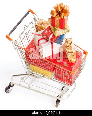 Der Warenkorb ist voll von Weihnachtsgeschenkschachteln in verschiedenen Größen, Farben und Formen. Große Stapel von Weihnachtsgeschenken im Shopping Stockfoto