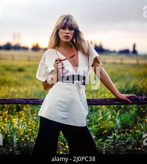 Vintage Italy 1970s, stilvolle junge Frau mit Sonnenbrille, nach Sonnenuntergang, Römische Landschaft, Latium, Europa, Stockfoto