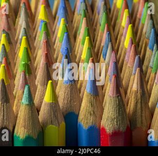 Buntstifte aus Holz. Bleistiftstapel. Stiftspitzen. Farbstifte schärfen. Nahaufnahme. Makro. Stockfoto