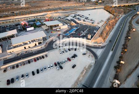 Luftdrohnenansicht eines modernen Autobahnkreuzweis. Straßentransport im Einkaufszentrum. Stockfoto