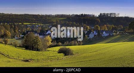 Panorama von Rosenahl mit der St. Engelbert Kirche im Herbst, Kierspe, Sauerland, Deutschland, Europa Stockfoto