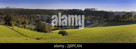 Panorama von Rosenahl mit der St. Engelbert Kirche im Herbst, Kierspe, Sauerland, Deutschland, Europa Stockfoto