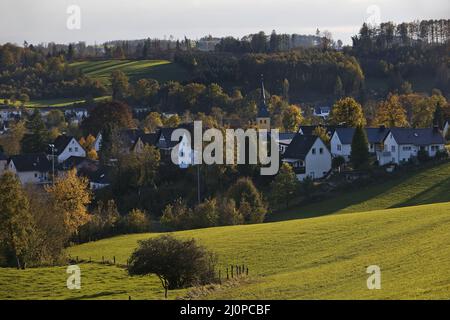 Panorama von Rosenahl mit der St. Engelbert Kirche im Herbst, Kierspe, Sauerland, Deutschland, Europa Stockfoto