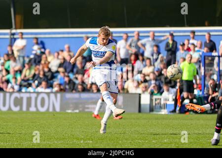 LONDON, GROSSBRITANNIEN. MÄR 20. George Thomas von QPR schießt während des Sky Bet Championship-Spiels zwischen den Queens Park Rangers und Peterborough im Kiyan Prince Foundation Stadium., London am Sonntag, 20.. März 2022. (Kredit: Ian Randall | MI News) Kredit: MI News & Sport /Alamy Live News Stockfoto