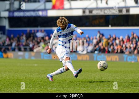 LONDON, GROSSBRITANNIEN. MÄR 20. Deon Sanderson von QPR schießt während des Sky Bet Championship-Spiels zwischen den Queens Park Rangers und Peterborough im Kiyan Prince Foundation Stadium., London am Sonntag, 20.. März 2022. (Kredit: Ian Randall | MI News) Kredit: MI News & Sport /Alamy Live News Stockfoto