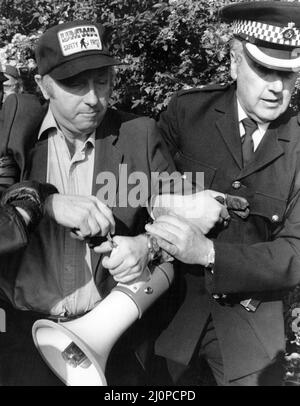 Miners Strike 1984 - 1985, Abgebildet. Der Anführer der Bergleute, Arthur Scargill, wurde auf einer Streikposten-Linie verhaftet, als er am Mittwoch, den 30.. Mai 1984, 30 Streikposten gegen die Tore der Kokerei Orgreave in der Nähe von Sheffield, Yorkshire, führte. Am 6.. März 1984 gab das National Coal Board bekannt, dass die Vereinbarung, die nach dem Streik von 1974 erzielt wurde, obsolet geworden sei und dass sie zur Rationalisierung der staatlichen Subventionierung der Industrie beabsichtige, 20 Kohlebergwerke mit einem Verlust von 20.000 Arbeitsplätzen zu schließen, Und viele Gemeinden im Norden Englands sowie in Schottland. Am 12.. März 1984 erklärte Arthur Scargill, Präsident der NUM, die Stockfoto