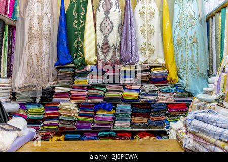 Bunte Kleidung Und Schmuckstücke Werden Auf Dem Open Market In Der Stadt Fes, Marokko, Afrika, Verkauft Stockfoto