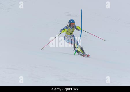 Grandvalira, Andorra : 2022. März 16 : Skifahrer, die 2022 beim Europa-CUP-FINALE 2022 in Soldeu, Andorra, im Riesenslalom der Herren gegeneinander antreten. Stockfoto