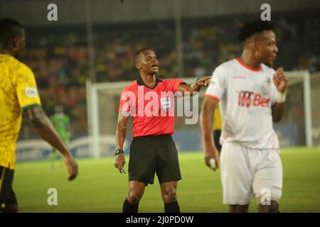 Der Zentralschiedsrichter, Herry Sasii, warnte einen Spieler in einem Premier League-Spiel auf dem Festland von Tansania im Benjamin Mkapa Stadium in dar es Salaam. FOTO VON MIC Stockfoto