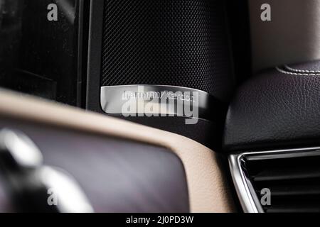 Kharkov, Ukraine - 14. März 2022: Harman Kardon Lautsprecher in Mercedes Benz Luxuswagen Stockfoto