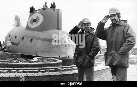 The Yellow Submarine in Liverpool, eine große Modelldarstellung des U-Bootes aus dem Animationsfilm Yellow Submarine, inspiriert vom gleichnamigen Lied auf dem Beatles-Album Revolver. Es wurde von einer Gruppe von etwa 80 Auszubildenden von Cammell Laird's Werft für die Ausstellung auf dem International Garden Festival in Liverpool im Jahr 1984 gebaut. Bild zeigt: Das U-Boot kurz vor dem Transport zum Messegelände nach dem Bau der Cammell Laird Werft in Birkenhead. 29.. Februar 1984. Stockfoto