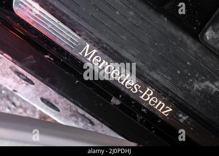 Charkov, Ukraine - 14. März 2022: Mercedes Benz Logo im Innenraum des Luxuswagens. Winter und Schnee Hintergrund Stockfoto