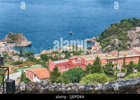 Luftaufnahme der schönen Uferpromenade von Taormina, vom öffentlichen Garten von Taormina aus gesehen, Sizilien, Italien Stockfoto