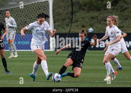 Taylor Kornieck (22) und die Angel City FC Mittelfeldspielerin Savanna McCaskill (9) fordern während eines NWSL-Spiels Saturd den Besitz Stockfoto