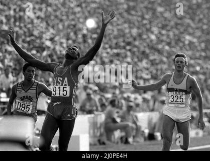 Carl Lewis aus den Vereinigten Staaten von Amerika gewinnt Gold im Finale der Herren 200 Meter bei den Olympischen Spielen 1984 in Los Angeles.8.. August 1984. Stockfoto