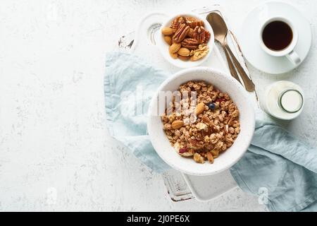 Müsli in Schüssel trocknen. Frühstück, gesunde Ernährung Lebensmittel mit Milch in der Flasche Stockfoto