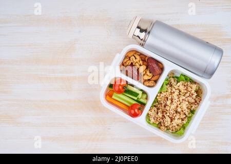 Vegane Lunchbox, Thermoskanne, Kopierraum. Gesunde vegetarische Menü, Gewichtsverlust, gesunde Lebensweise Stockfoto