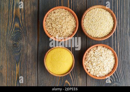 Set mit Groats für glutenfreie Fodmap-Ernährung, langen Kohlenhydraten, braunem Reis und Mais Stockfoto