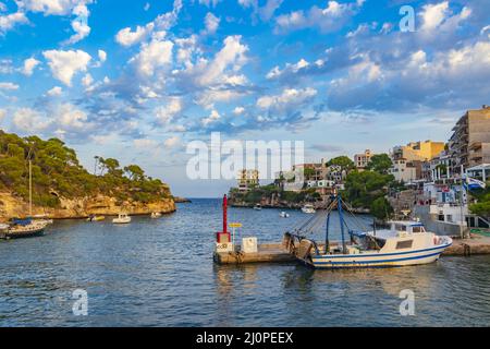 Panoramablick auf die Bucht Marina Cala Figuera Mallorca Spanien. Stockfoto