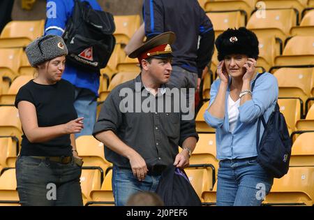 Fans des Chelsea Football Club mit russischen Hüten bei Wolverhampton Wanderers gegen Chelsea, 20. September 2003. Stockfoto