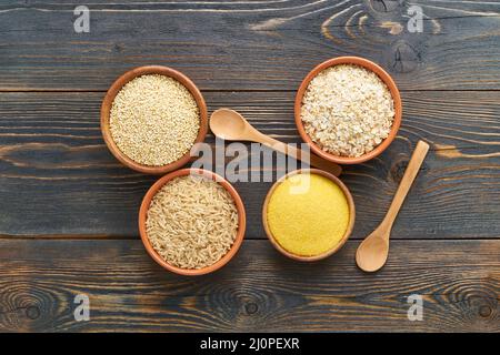 Set mit Groats für glutenfreie Fodmap-Ernährung, langen Kohlenhydraten, braunem Reis Stockfoto