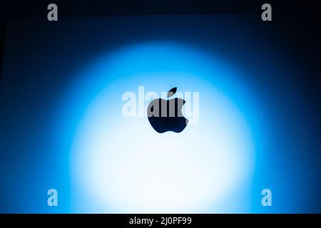 Spanien, 03, 20, 2022. MacBook-Logo auf blauer metallischer Aluminiumoberfläche. Modernes Technologiekonzept. Kommunikationskonzept. Geschäftskonzept. Stockfoto
