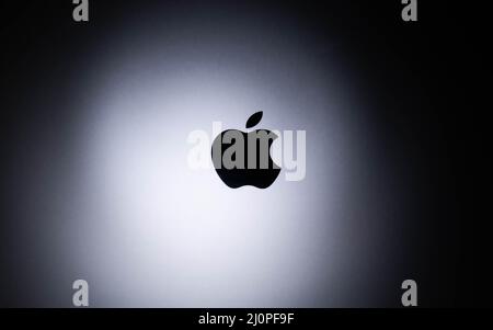 Spanien, 03, 20, 2022. MacBook-Logo auf grauer Aluminiumoberfläche. Modernes Technologiekonzept. Kommunikationskonzept. Geschäftskonzept. Stockfoto