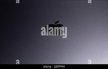 Spanien, 03, 20, 2022. MacBook-Logo auf grauer Aluminiumoberfläche. Modernes Technologiekonzept. Kommunikationskonzept. Geschäftskonzept. Stockfoto